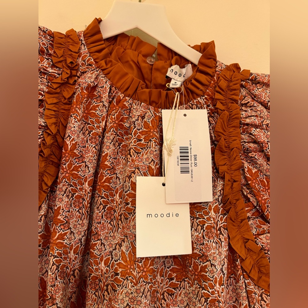 Moodie sleeveless ruffle floral dress - Picture 2 of 3